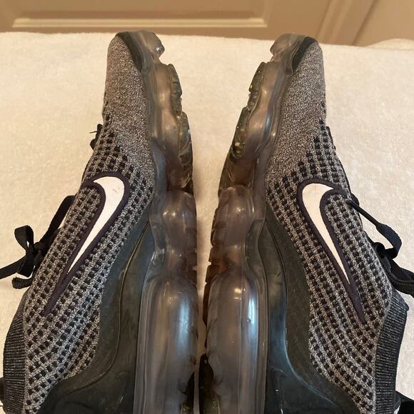 Nike Vapormax Sneaker - Size 6.5 Youth & Men / Size 8 Women’s - Picture 5 of 9